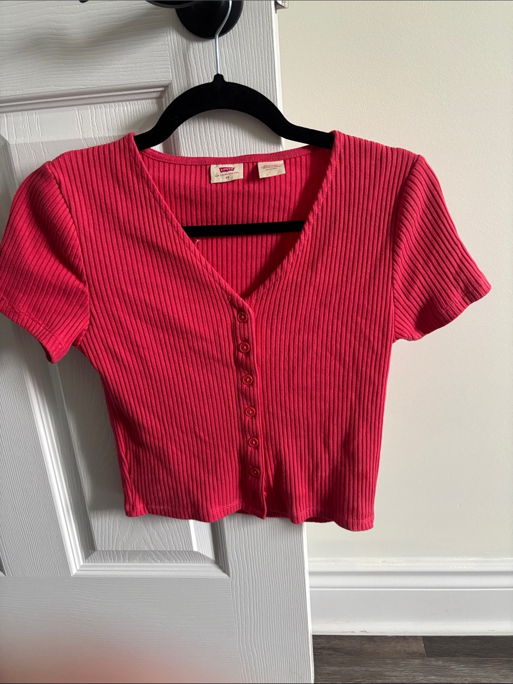 Levi's Ribbed Button-Front Crop Top - Hot Pink